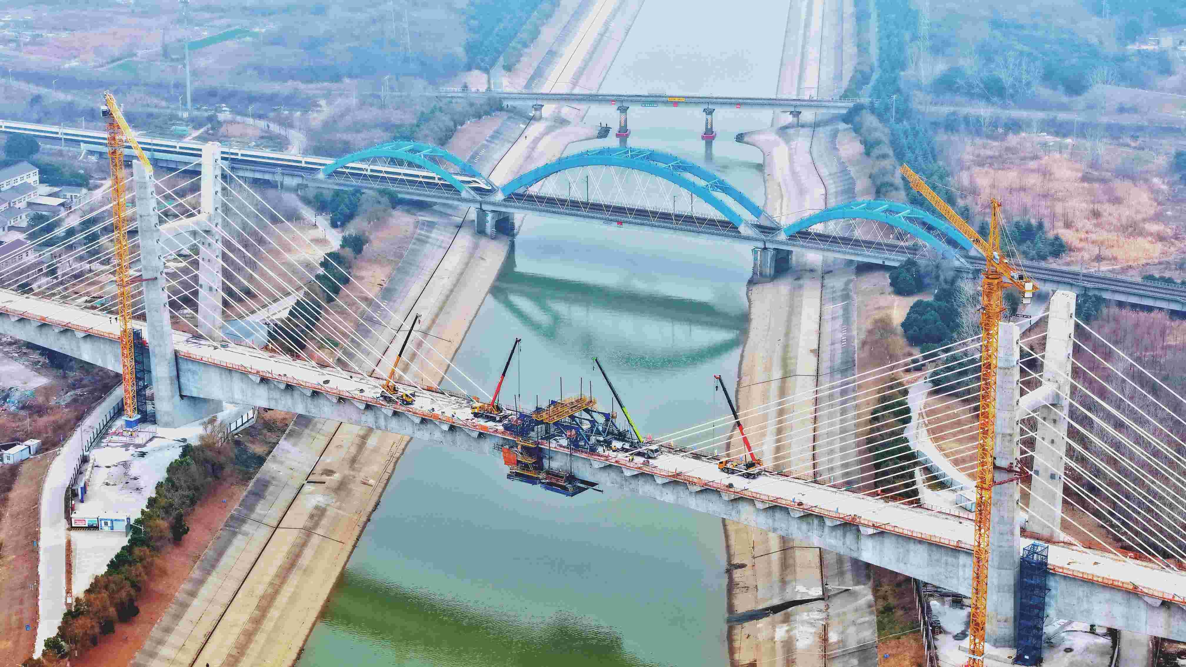 滬寧合高鐵六合特大橋跨馬汊河斜拉橋合龍