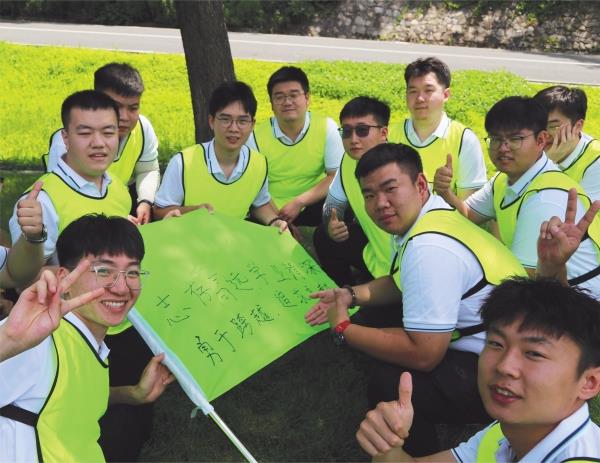 7月12日，中鐵九局四公司組織2023屆新員工在沈陽棋盤山開展團建活動。多樣的活動形式，讓新員工體會團隊共同拼搏的樂趣，盡快融入集體。吳可越 趙海峰_副本