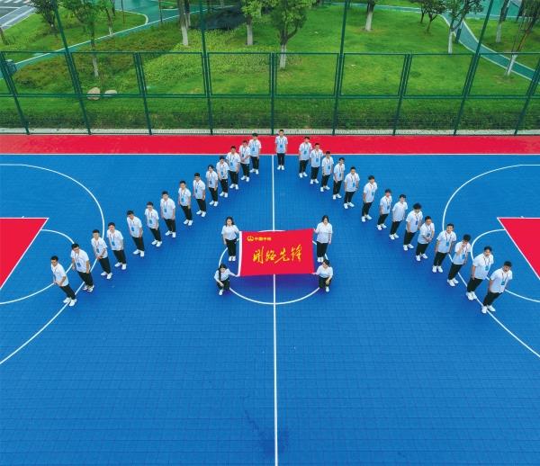 7月10日，中鐵四局城軌分公司為期一周的新員工入職培訓圓滿完成，來自全國48所不同高校共93名新員工正式奔赴工作崗位。高徽 郭璐 攝影報道_副本